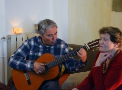 SOIRÉE FEU THÉRÈSE ÉCOUTE DOM GUITARE.JPG