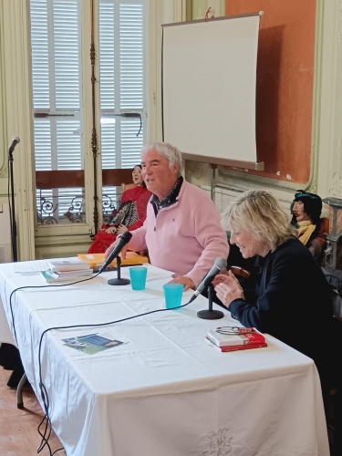 Hélène s'amus et je parle.jpg