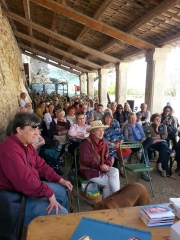 Public sous la halle.jpg