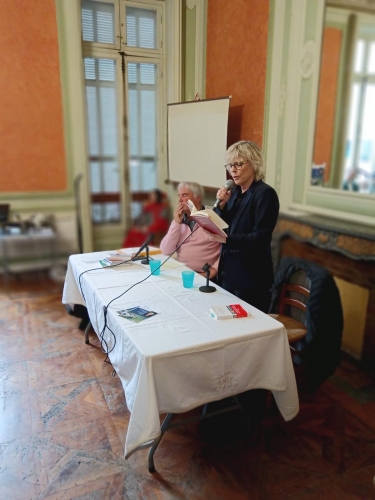 Hélène lit.jpg