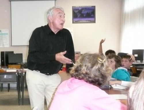 Jean Marie Berthier dans une classe.jpg