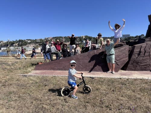 Le groupe sur le monument R..jpeg